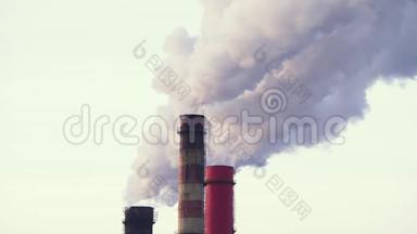 工业企业的空气污染.. 把烟雾抛向天空的管道，把电线放在前景中。 A.