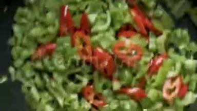 红椒和青椒放在煎锅里。 视频