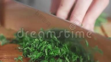 女人正在厨房的木板上切青菜，自家花园里的青菜，夏天的维生素，有用的材料