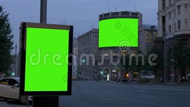 两块绿色<strong>屏风</strong>的大广告牌.. 晚上，在一条繁忙的街道上..