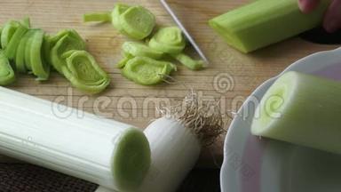 新鲜切片的韭菜<strong>放在木板上</strong>.. 韭菜片的细节。