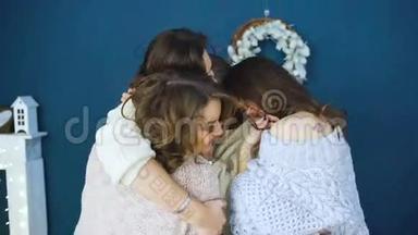 四个漂亮的女孩互<strong>相拥</strong>抱。 女朋友在卧室里玩得开心