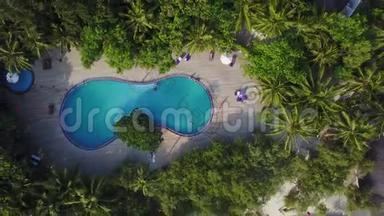 马尔代夫岛的俯视图中，豪华酒店的游泳池上方正升起摄像机。 有很多度假胜地的空中录像
