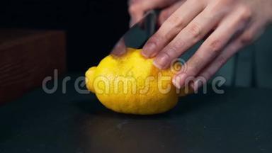 厨师把柠檬切成两半，水果沙拉，女孩准备新鲜饮料，龙舌兰柠檬，厨房里的水果