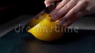 厨师把柠檬切成两半，水果沙拉，女孩准备新鲜饮料，龙舌兰柠檬，厨房里的水果