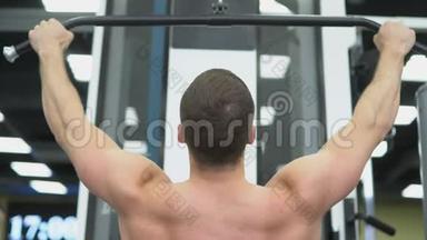 运动员为背部的<strong>肌肉</strong>做运动。 健身器上健身器的<strong>肌肉</strong>背部