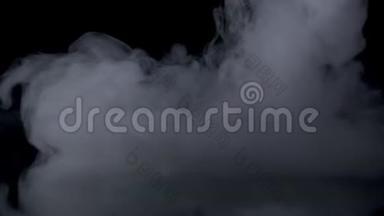 雾效应。 大气烟雾。 雾霾背景。 抽象烟雾云。 白烟慢慢地漂浮在太空中