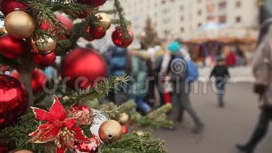 圣诞节或新年主题。 莫斯科。 前景上装饰着美丽的红球的圣诞树。 在附近散步