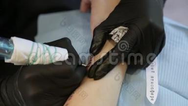 纹身女主人在她的手臂上填充纹身