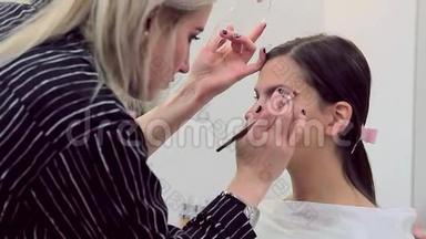 化妆师在化妆模型中使用遮瑕膏