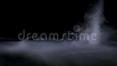大气烟雾。 雾效应。 雾霾背景。 抽象烟雾云。 白烟慢慢地漂浮在太空中