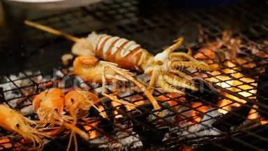 鱿鱼在夜间食品市场上烤熟，泰国街食品。 泰国