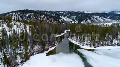 冬季爱达荷州森林与河流的空中景色