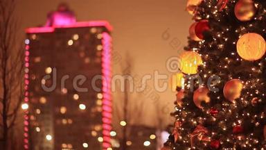 莫斯科。 新的阿尔巴特。 节日圣诞<strong>树</strong>背景上的一栋建筑在圣诞节照明。 <strong>夜晚</strong>的灯光