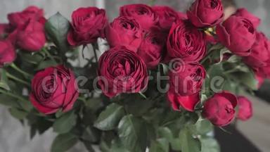 合上盛开的红玫瑰.. 鲜<strong>花店</strong>，车间.. 花卉、手工<strong>制</strong>作和艺术品概念
