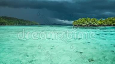 美丽的蓝色泻湖，在雷雨开始前不久有纯净的水，甘岛，西巴布亚，拉贾安帕特