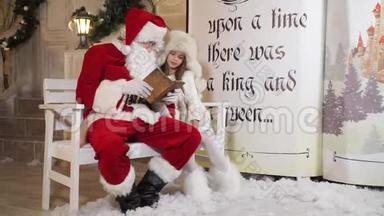 小女孩专心听着圣诞老人给她读故事