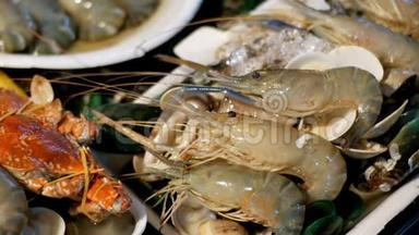 夜市柜台上的亚洲海鲜，虾，小龙虾，螃蟹.. 泰国，芭堤雅