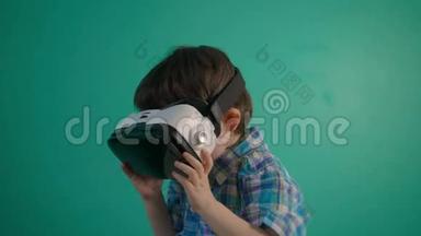 小男孩使用虚拟现实耳机头盔。 虚拟现实。 虚拟现实。 4K决议。