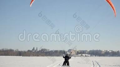 滑翔伞的飞行员正在空中飞行. 冰湖上滑翔伞的比赛。 乌克兰