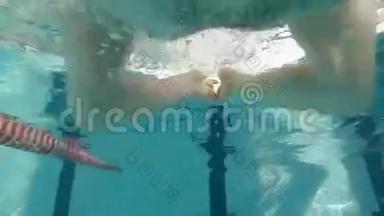 一名运动员正在游泳池（水下视景-动作摄像机）中完成任务