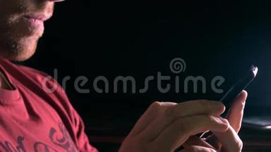 年轻的胡子男子使用他的智能<strong>手机</strong>在黑暗的房间4K视频。 信息图表或<strong>标题</strong>的免费空间