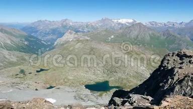 <strong>山峰</strong>，蓝色湖泊和发光的冰川，慢动作全景<strong>视频</strong>从阿尔卑斯山在夏天，法国
