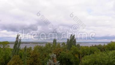 风景如画的河流景观。伏尔加河。俄罗斯萨马拉市的堤防。夏秋<strong>风天</strong>