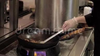 厨师在厨房餐厅或咖啡厅完成不同产品的油炸。
