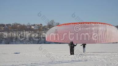 滑翔伞已经准备好飞行了。 冰湖上滑翔伞的比赛。 乌克兰