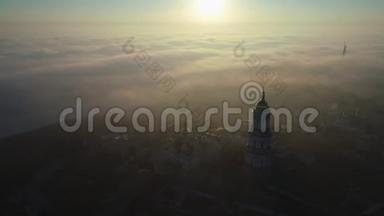 乌克兰基辅，日出时，城市在<strong>浓</strong>雾</strong>中美丽的晨秋景象