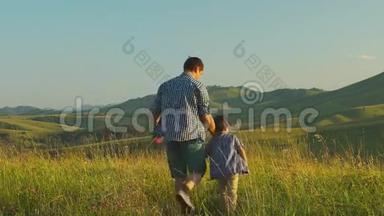 父亲带着儿子在风景优美的背景下走来走去