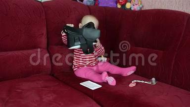 婴儿玩虚拟现实面具