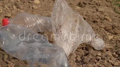 地面塑料的<strong>污染</strong>.. 塑料垃圾躺在地上。 <strong>环保</strong>、塑料瓶和其他垃圾