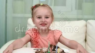 一个漂亮的小女孩在生日桌上买<strong>白兔</strong>玩具
