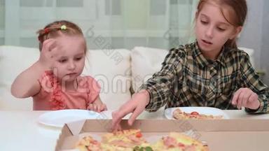 小女孩给妹妹一块披萨，视频