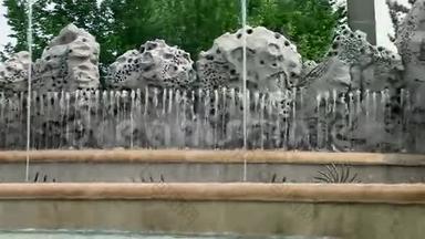 溅水的喷泉.