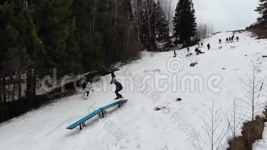 滑雪板的抖动。 滑雪者对滑稽的人物表演技巧. 空中观景。 4K