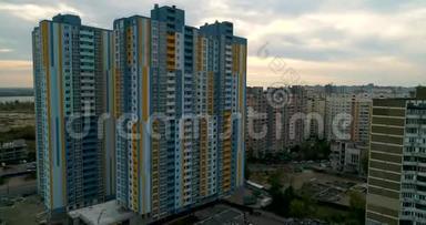基辅城市景观鸟瞰图。 新建筑，背景上的老建筑..