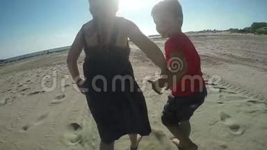 快乐的女孩和男孩赤脚在沙滩上奔跑