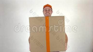 穿<strong>橙色</strong>制服的男快递员送大包裹。 灰色的，孤立的。 4K<strong>视频</strong>
