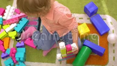 可爱的学龄前幼儿在幼儿园玩积木