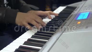 Arranger双手在录音室播放键盘，用于音乐制作概念-特写