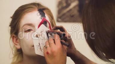 化妆师在脸上画红线
