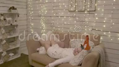 一家人在家过圣诞。母亲拍女儿躺在沙发上的照片