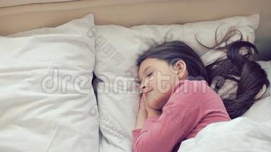 <strong>小</strong>女孩睡觉。 女孩在睡觉。 <strong>小</strong>女孩穿着睡衣睡在孩子们`房间的床上。