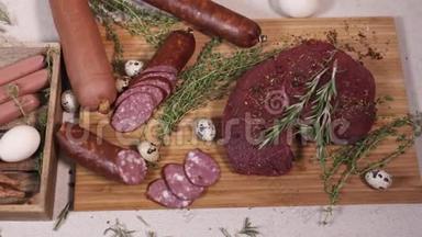 桌布上的砧板上的天然肉类熟食
