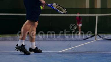 网球运动员拿着球准备<strong>发球</strong>。 特写双脚网球选手准备<strong>发球</strong>.. 敲开了