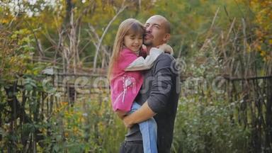 <strong>爸爸和女儿</strong>转身把<strong>女儿</strong>抛在怀里。 慢动作