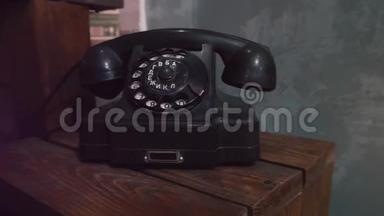 一个旧的<strong>黑色</strong>拨号电话